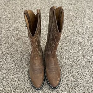 Men’s distressed brown cowboy boots. Never been worn. Size 10